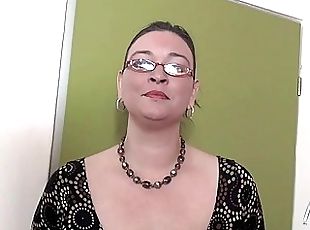 Orta yaşlı seksi kadın, Rol dağıtımı, Iri göğüslü